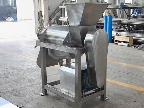 萵苣與蘋(píng)果用榨汁機(jī)榨出來(lái)的口感很佳 